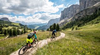 Escursione in mountain bike in Alta Badia - Passo Gardena